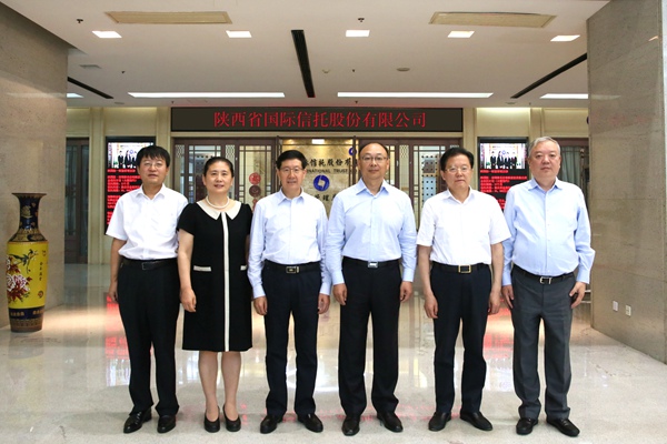 合影_小.jpg